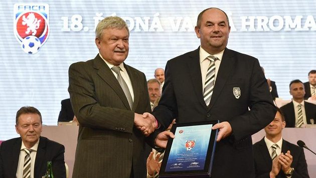 Předseda FAČR Miroslav Pelta (vpravo) a člen Výkonného výboru Evropské fotbalové unie UEFA Sándor Csányi. Předseda FAČR Miroslav Pelta (vpravo) a člen Výkonného výboru Evropské fotbalové unie UEFA Sándor Csányi.