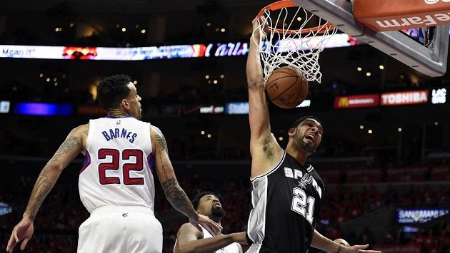 Tim Duncan ze San Antonia dává koš, přihlíží Matt Barnes z Los Angeles Clippers. Tim Duncan ze San Antonia dává koš, přihlíží Matt Barnes z Los Angeles Clippers.