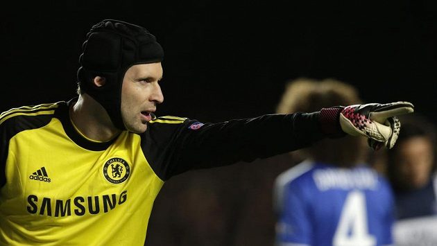 Brankář Chelsea Petr Čech diriguje své spoluhráče v utkání s Paris Saint-Germain. Brankář Chelsea Petr Čech diriguje své spoluhráče v utkání s Paris Saint-Germain.