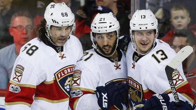 Hokejisté Floridy (zleva) Jaromír Jágr, Vincent Trocheck a Mark Pysyk se radují z gólu proti Calgary - ilustrační foto. Hokejisté Floridy (zleva) Jaromír Jágr, Vincent Trocheck a Mark Pysyk se radují z gólu proti Calgary - ilustrační foto.