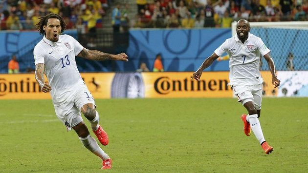 Americký záložník Jermaine Jones (vlevo) se raduje z vyrovnávacího gólu proti Portugalsku. Stíhá ho obránce DaMarcus Beasley. Americký záložník Jermaine Jones (vlevo) se raduje z vyrovnávacího gólu proti Portugalsku. Stíhá ho obránce DaMarcus Beasley.