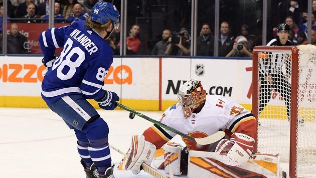 Brankář Calgary Flames David Rittich likviduje střelu Williama Nylandera z Toronta. Brankář Calgary Flames David Rittich likviduje střelu Williama Nylandera z Toronta.