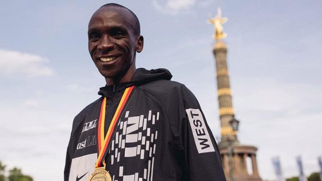 Kipchogeho magický úsměv teď zdobí nový světový rekord. Kipchogeho magický úsměv teď zdobí nový světový rekord.