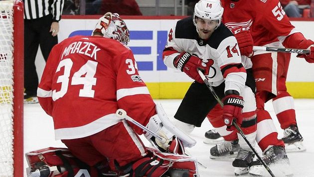 Centr Adam Henrique z New Jersey před brankářem Petrem Mrázkem z Detroitu. Centr Adam Henrique z New Jersey před brankářem Petrem Mrázkem z Detroitu.