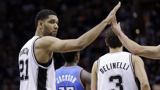 Hvězda San Antonia Spurs Tim Duncan (21) se raduje z výhry nad Oklahomou. Hvězda San Antonia Spurs Tim Duncan (21) se raduje z výhry nad Oklahomou.