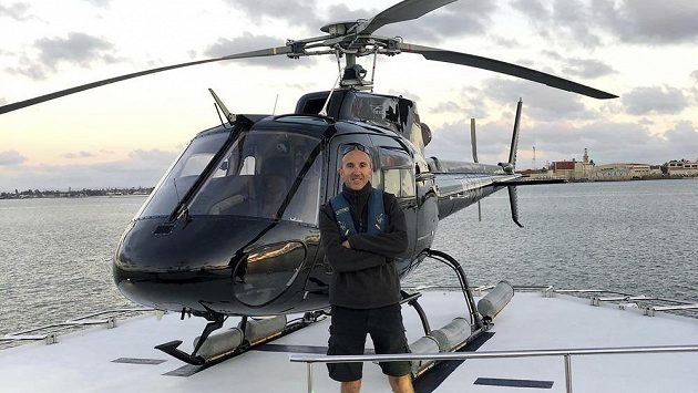 Pilot Ara Zobayan před vrtulníkem, v němž v lednu zahynula basketbalová legenda Kobe Bryant. Pilot Ara Zobayan před vrtulníkem, v němž v lednu zahynula basketbalová legenda Kobe Bryant.