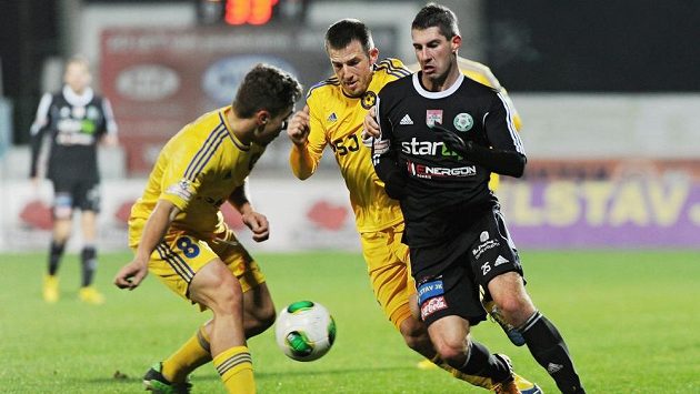 Adam Jánoš (zcela vlevo) a Tomáš Marek z Jihlavy se snaží zastavit průnik příbramského Tomáše Pilíka. Adam Jánoš (zcela vlevo) a Tomáš Marek z Jihlavy se snaží zastavit průnik příbramského Tomáše Pilíka.