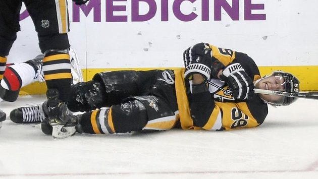 Jake Guentzel z Pittsburghu si poranil rameno po nárazu na mantinel v utkání s Ottawou. Jake Guentzel z Pittsburghu si poranil rameno po nárazu na mantinel v utkání s Ottawou.
