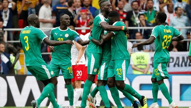 Senegalští fotbalisté slaví, Polák Thiago Cionek usměrnil v utkání MS míč do vlastní sítě. Senegalští fotbalisté slaví, Polák Thiago Cionek usměrnil v utkání MS míč do vlastní sítě.