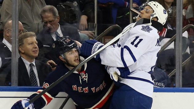 Útočník New Yorku Rangers Derick Brassard nabral hokejkou Jaye McClementa z Toronta. Útočník New Yorku Rangers Derick Brassard nabral hokejkou Jaye McClementa z Toronta.