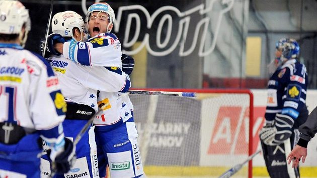 Útočník Komety Martin Dočekal (čelem) se raduje z gólu proti Vítkovicím. Útočník Komety Martin Dočekal (čelem) se raduje z gólu proti Vítkovicím.