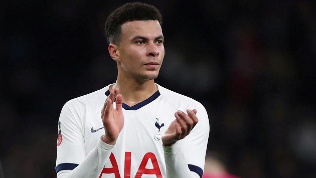 Záložník anglické fotbalové reprezentace a Tottenhamu Dele Alli načapal ve svém domu zloděje. Záložník anglické fotbalové reprezentace a Tottenhamu Dele Alli načapal ve svém domu zloděje.
