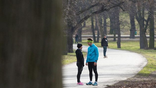 Dneska dáme moje tempo. Ale já dneska nemám sílu. Minule jsme běželi podle tebe. Dneska... Dneska dáme moje tempo. Ale já dneska nemám sílu. Minule jsme běželi podle tebe. Dneska...