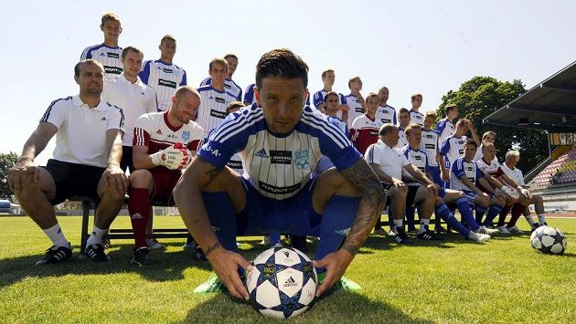 Tým prvoligového nováčka ze Znojma, v popředí je kapitán mužstva Todor Jonov. Tým prvoligového nováčka ze Znojma, v popředí je kapitán mužstva Todor Jonov.