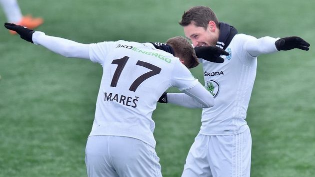 Adam Jánoš (vpravo) a Petr Mareš z Boleslavi oslavují tancem gól. Adam Jánoš (vpravo) a Petr Mareš z Boleslavi oslavují tancem gól.