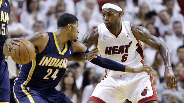 Hvězda Miami Heat LeBron James (6) brání Paula George (24) z Indiany Pacers. Hvězda Miami Heat LeBron James (6) brání Paula George (24) z Indiany Pacers.