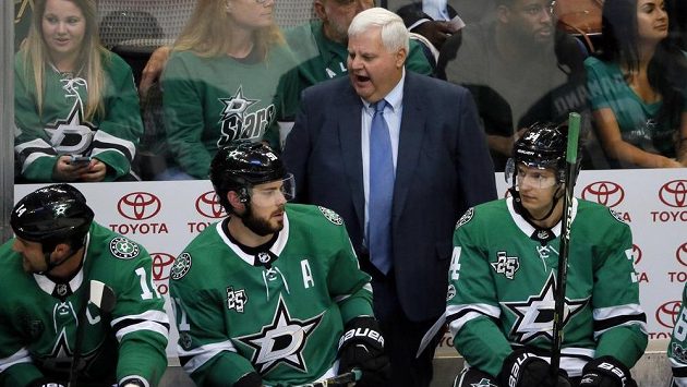 Trenér Dallasu Ken Hitchcock dává instrukce Tyleru Seguinovi (91). Ilustrační foto. Trenér Dallasu Ken Hitchcock dává instrukce Tyleru Seguinovi (91). Ilustrační foto.