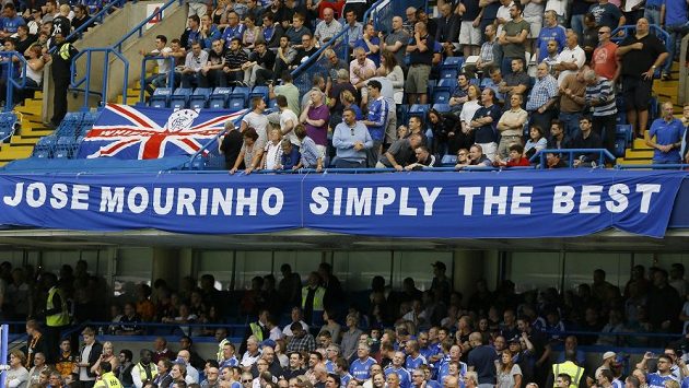 Fanoušci Chelsea vítali staronového kouče transparentem "José Mourinho je prostě nejlepší". Fanoušci Chelsea vítali staronového kouče transparentem "José Mourinho je prostě nejlepší".