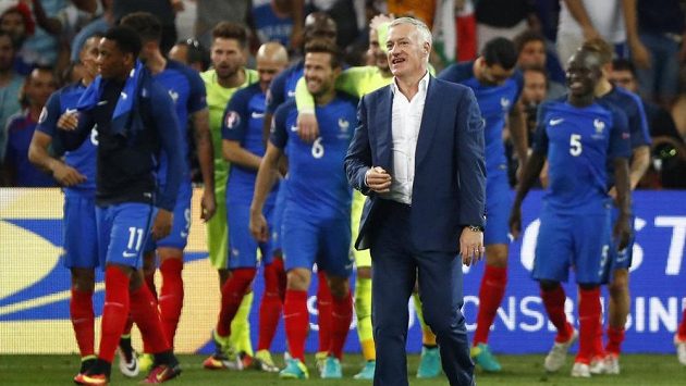 Trenér francouzských fotbalistů Didier Deschamps. Trenér francouzských fotbalistů Didier Deschamps.