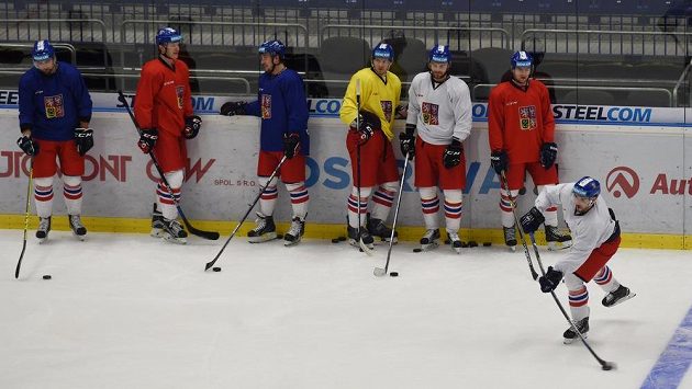 Zleva Lukáš Krenželok, Lukáš Radil, Jan Kovář, Jan Buchtele, Robert Kousal, Jakub Jeřábek a Michal Birner. Zleva Lukáš Krenželok, Lukáš Radil, Jan Kovář, Jan Buchtele, Robert Kousal, Jakub Jeřábek a Michal Birner.