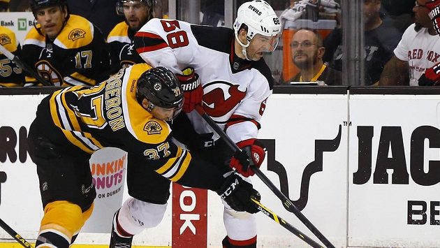 Jaromír Jágr (68) v dresu New Jersey v souboji s bostonským Patricem Bergeronem (37). Jaromír Jágr (68) v dresu New Jersey v souboji s bostonským Patricem Bergeronem (37).