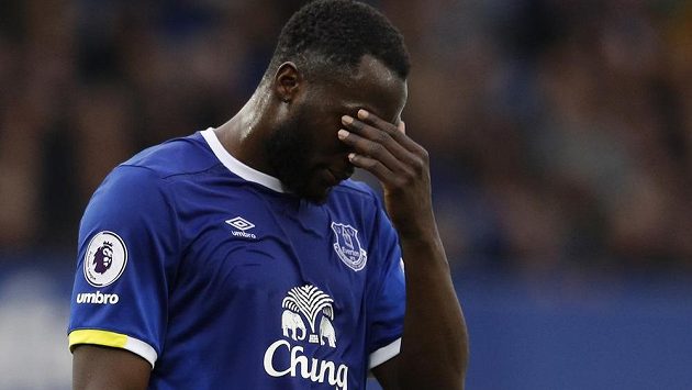 Kanonýr Romelu Lukaku neuvažuje o prodloužení smlouvy v Evertonu, ale zároveň odmítl rekordní nabídku Chelsea. Kanonýr Romelu Lukaku neuvažuje o prodloužení smlouvy v Evertonu, ale zároveň odmítl rekordní nabídku Chelsea.