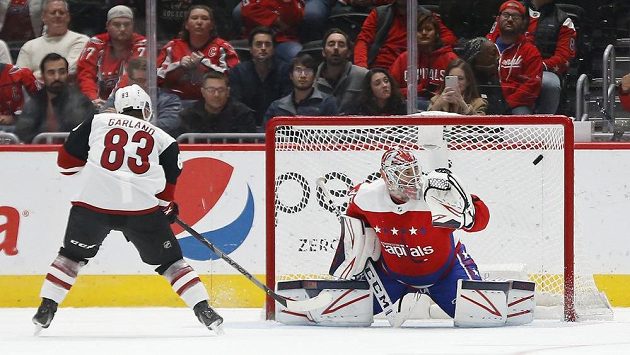 Křídelník Arizony Conor Garland překonává v samostatných nájezdech brankáře Washingtonu Ilju Samsonova. Křídelník Arizony Conor Garland překonává v samostatných nájezdech brankáře Washingtonu Ilju Samsonova.