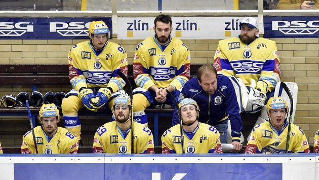 Zlín se pod vedením trenéra Rostislava Vlacha v posledních zápasech trápil. Ševce teď vedou Martin Hamrlík a Robert Svoboda. Zlín se pod vedením trenéra Rostislava Vlacha v posledních zápasech trápil. Ševce teď vedou Martin Hamrlík a Robert Svoboda.