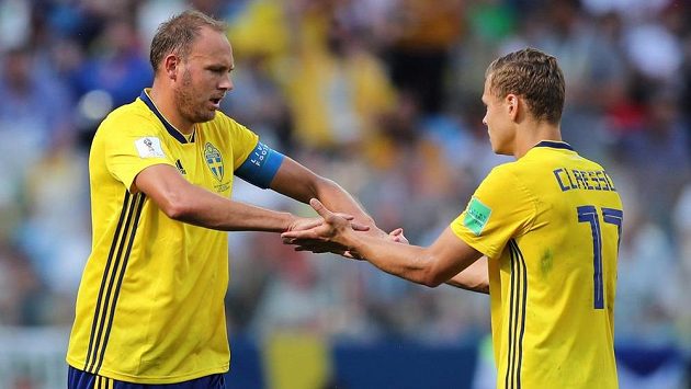 Švédský kapitán Andreas Granqvist oslavuje svoji trefu z penalty v duelu s Koreou s Viktorem Claessonem. Švédský kapitán Andreas Granqvist oslavuje svoji trefu z penalty v duelu s Koreou s Viktorem Claessonem.