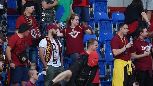 Fanoušci Sparty v Ostravě vylamovali sedačky a házeli je na ochranku a policisty. Fanoušci Sparty v Ostravě vylamovali sedačky a házeli je na ochranku a policisty.