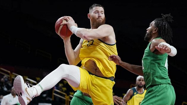 Australský basketbalista Aron Baynes (vlevo) v akci Australský basketbalista Aron Baynes (vlevo) v akci