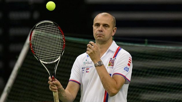 Kapitán Vladimír Šafařík na tréninku českého týmu před finále Davis Cupu v Bělehradu. Kapitán Vladimír Šafařík na tréninku českého týmu před finále Davis Cupu v Bělehradu.