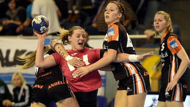Zleva Petra Růčková z Mostu, Barbora Mýlková z Poruby a hráčky Mostu Sára Kovářová a Kateřina Dvořáková. Zleva Petra Růčková z Mostu, Barbora Mýlková z Poruby a hráčky Mostu Sára Kovářová a Kateřina Dvořáková.