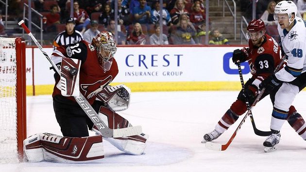Gólman Arizony Antti Raanta (32) a Alex Goligoski (33) ze San Jose. Gólman Arizony Antti Raanta (32) a Alex Goligoski (33) ze San Jose.
