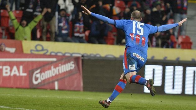 Plzeňský Michael Krmenčík se raduje z prvního gólu proti Jablonci. Plzeňský Michael Krmenčík se raduje z prvního gólu proti Jablonci.
