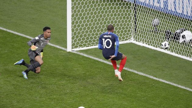 Snadná práce! Francouz Kylian Mbappé (10) dorážel do odkryté peruánské brány. Snadná práce! Francouz Kylian Mbappé (10) dorážel do odkryté peruánské brány.