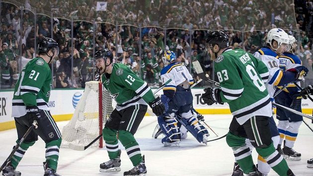 Hokejisté Dallasu Roussel (21), Faksa (12) a Hemský (83) se radují ze vstřelené branky v zápase NHL proti St. Louis. Hokejisté Dallasu Roussel (21), Faksa (12) a Hemský (83) se radují ze vstřelené branky v zápase NHL proti St. Louis.