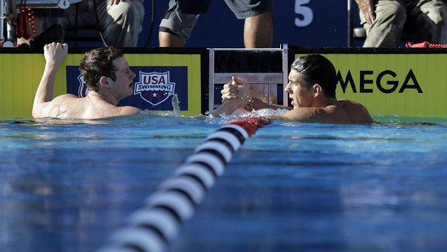 Americký plavec Michael Phelps (vpravo) přijímá gratulace k rekordnímu času na americkém šampionátu. Americký plavec Michael Phelps (vpravo) přijímá gratulace k rekordnímu času na americkém šampionátu.