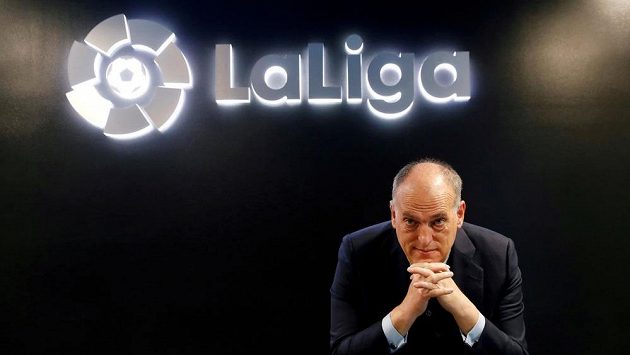 Prezident La Ligy Javier Tebas pózuje na tiskové konferenci před startem nového ročníku španělské fotbalové soutěže. Prezident La Ligy Javier Tebas pózuje na tiskové konferenci před startem nového ročníku španělské fotbalové soutěže.