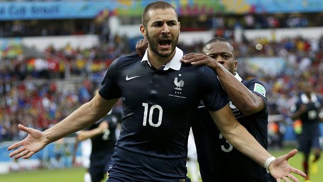 Francouz Patrice Evra (vzadu) gratuluje Karimu Benzemovi. Francouz Patrice Evra (vzadu) gratuluje Karimu Benzemovi.