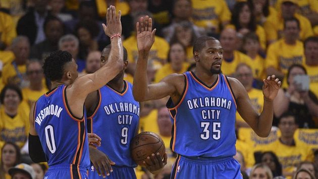 Russell Westbrook (0) z Oklahomy gratuluje spoluhráči Kevinu Durantovi (35). Russell Westbrook (0) z Oklahomy gratuluje spoluhráči Kevinu Durantovi (35).