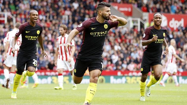 Útočník Manchesteru City Sergio Agüero slaví jeden ze svých dvou gólů na půdě Stoke City. Útočník Manchesteru City Sergio Agüero slaví jeden ze svých dvou gólů na půdě Stoke City.