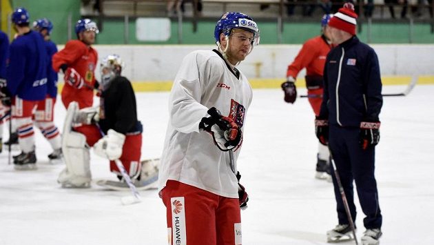 Obránce Miroslav Blaťák během tréninku české hokejové reprezentace ve Velkých Popovicích. Obránce Miroslav Blaťák během tréninku české hokejové reprezentace ve Velkých Popovicích.