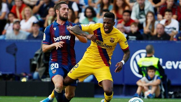 Barcelonský Nelson Semedo (vpravo) . Barcelonský Nelson Semedo (vpravo) .