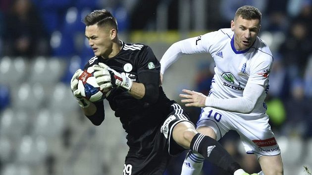 Brankář Bohemians Patrik Le Giang chytá míč před Murisem Mešanovičem z Mladé Boleslavi. Brankář Bohemians Patrik Le Giang chytá míč před Murisem Mešanovičem z Mladé Boleslavi.