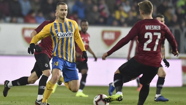 Opavský fotbalista Jan Schaffartzik sleduje rozehrávku sparťana Tomáše Wiesnera v osmifinále MOL Cupu. Opavský fotbalista Jan Schaffartzik sleduje rozehrávku sparťana Tomáše Wiesnera v osmifinále MOL Cupu.