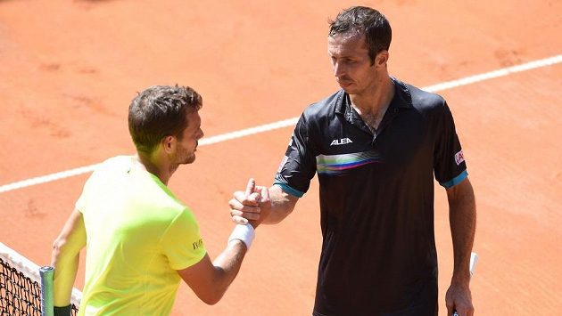 Český tenista Radek Štěpánek (vpravo) gratuluje Francouzi Mathieumu k postupu do druhého kola challengeru v Prostějově. Český tenista Radek Štěpánek (vpravo) gratuluje Francouzi Mathieumu k postupu do druhého kola challengeru v Prostějově.