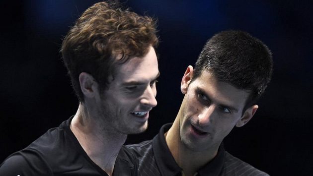 Srbský tenista Novak Djokovič a Brit Andy Murray po exhibičním duelu na závěr Turnaje mistrů. Srbský tenista Novak Djokovič a Brit Andy Murray po exhibičním duelu na závěr Turnaje mistrů.