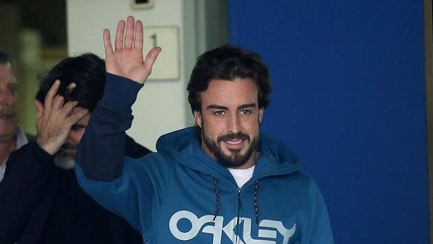 Pilot F1 Fernando Alonso opouští nemocnici v Barceloně, kde byl po havárii při testech. Pilot F1 Fernando Alonso opouští nemocnici v Barceloně, kde byl po havárii při testech.