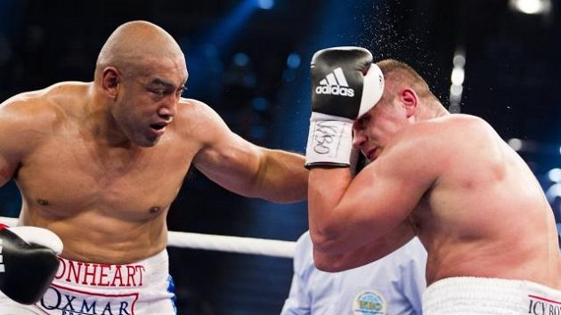 Australan Alex Leapai (vlevo) zasahuje ruského boxera Denise Bojcova. Australan Alex Leapai (vlevo) zasahuje ruského boxera Denise Bojcova.